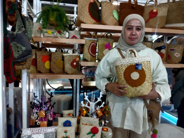 Dini Ardiani Lubis menunjukkan salah satu produknya di Pameran Pasar Kreatif. (son)