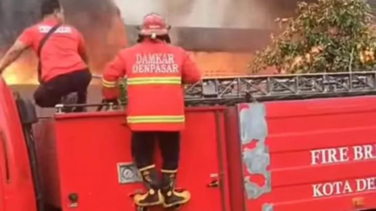 Petugas damkar saat memadamkan api yang melalap gudang LPG di Denpasar, Bali, Minggu (9/6/2024). (Tangkapan Layar/ Instagram/ damkar_denpasar)