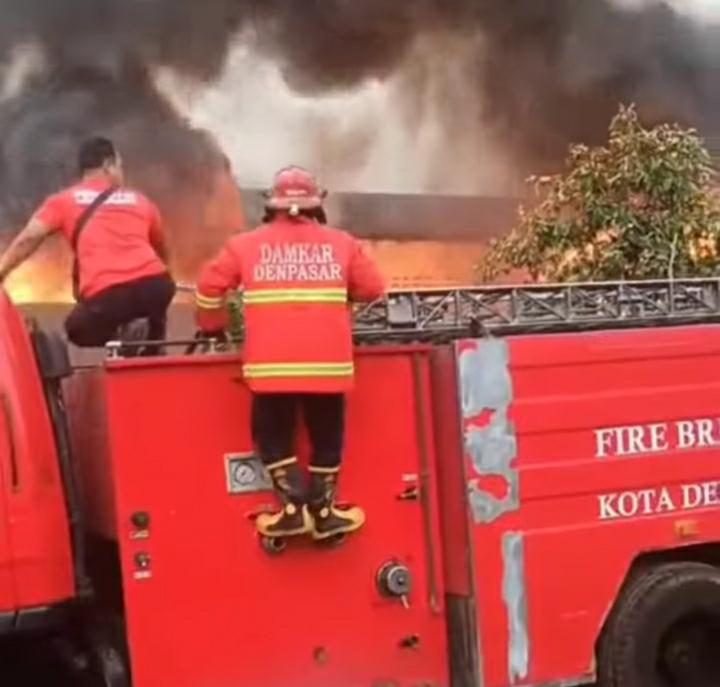 Petugas damkar saat memadamkan api yang melalap gudang LPG di Denpasar, Bali, Minggu (9/6/2024). (Tangkapan Layar/ Instagram/ damkar_denpasar)