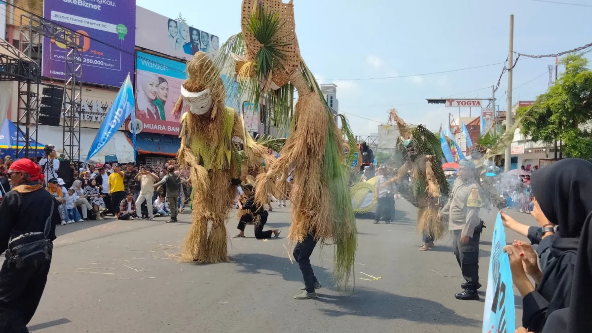 Pertunjukan Wayang Geugeus asli Kota Banjar pada salah satu acara karnaval di Kota Banjar baru-baru ini. Dalam waktu dekat, kesenian ini akan mewakili Banjar dalam ajang Galuh Etnik Carnaval. (Istimewa)
