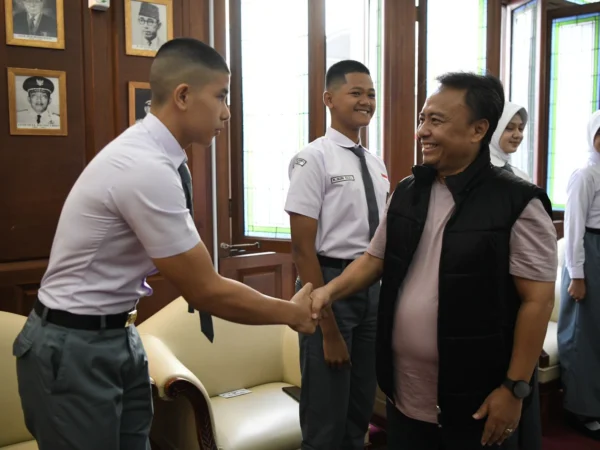 Sekda Jabar Herman Suryatman memberikan arahan kepada calon Paskibraka Perwakilan Jawa Barat di Gedung Sate, Kota Bandung, Minggu (9/6/2024). (Foto: Rizal Fs/Biro Adpim Jabar)