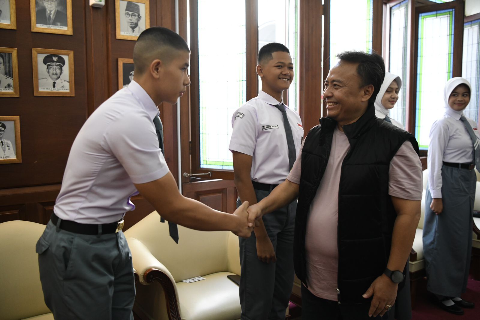 Sekda Jabar Herman Suryatman memberikan arahan kepada calon Paskibraka Perwakilan Jawa Barat di Gedung Sate, Kota Bandung, Minggu (9/6/2024). (Foto: Rizal Fs/Biro Adpim Jabar)