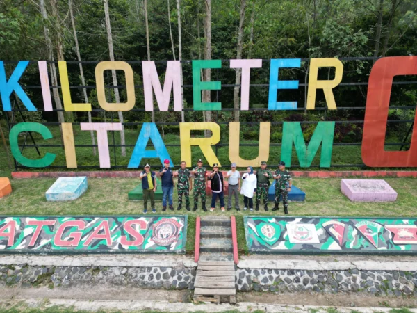 Sekretaris Daerah Provinsi Jabar Herman Suryatman didampingi beberapa Dansektor Citarum Harum meninjau kondisi titik nol Citarum, Situ Cisanti, Kertasari, Kabupaten Bandung, Minggu (9/6/2024).(Foto: Rizal FS/Biro Adpim Jabar)