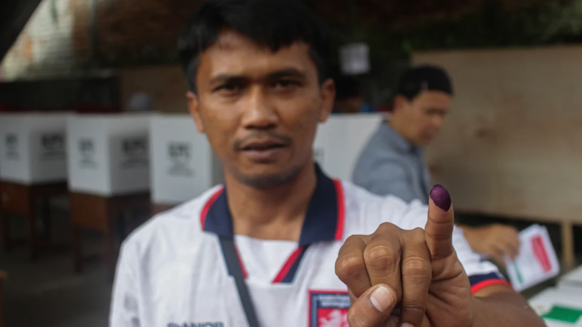 Ilustrasi: Masyarakat menunjukan tanda telah memberikan hak pilih saat Pemilu 2024 lalu di Kota Bandung. (Pandu Muslim/Jabar Ekspres)