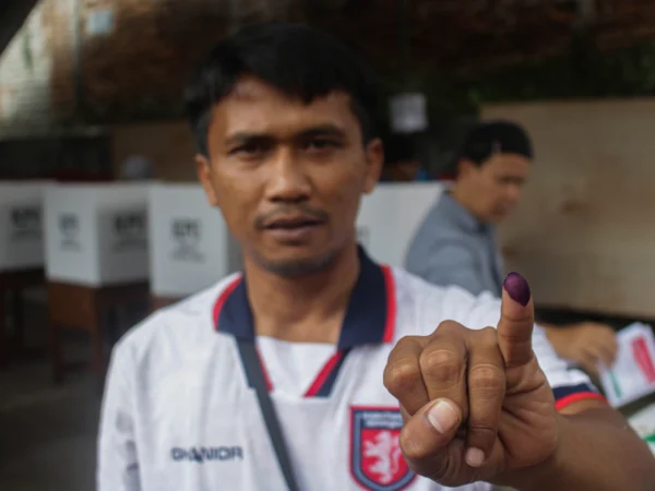 Ilustrasi: Masyarakat menunjukan tanda telah memberikan hak pilih saat Pemilu 2024 lalu di Kota Bandung. (Pandu Muslim/Jabar Ekspres)