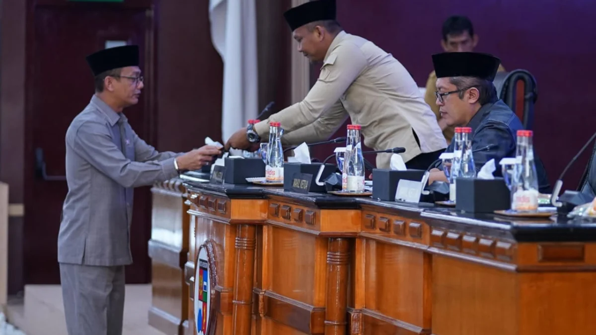 Jajaran pimpinan DPRD Kota Bogor saat menerima berkas keputusan pembatalan Raperda Penyelenggaraan Kesehatan. (Yudha Prananda / Istimewa)