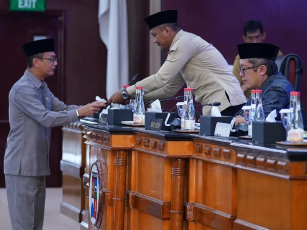 Jajaran pimpinan DPRD Kota Bogor saat menerima berkas keputusan pembatalan Raperda Penyelenggaraan Kesehatan. (Yudha Prananda / Istimewa)