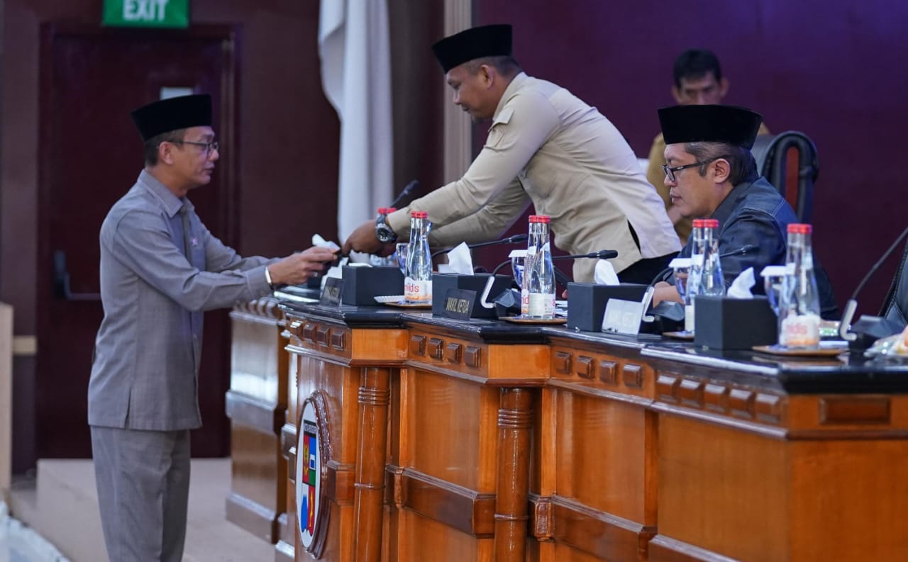 Jajaran pimpinan DPRD Kota Bogor saat menerima berkas keputusan pembatalan Raperda Penyelenggaraan Kesehatan. (Yudha Prananda / Istimewa)