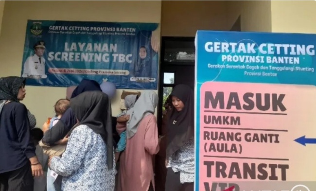 Masyarakat lakukan imunisasi Kesehatan di Kota Serang, Banten, Selasa (12/6). Foto/ANTARA