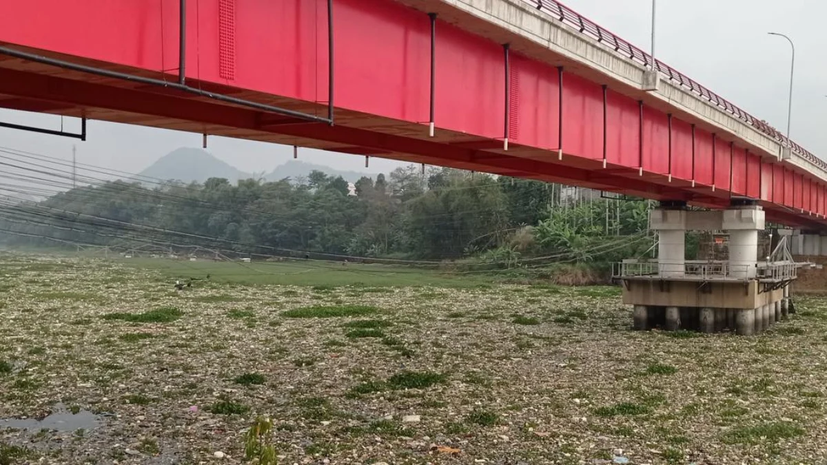 Sampah tutupi perairan Sungai Citarum, tepatnya di bawah Jembatan Callender Hamilton (DH), Desa Selacau, Kecamatan Batujajar, KBB. Rabu (12/6). Dok Jabar Ekspres/wit