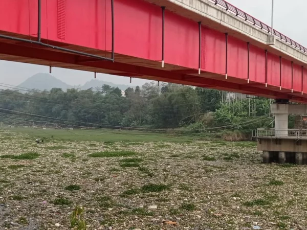 Sampah tutupi perairan Sungai Citarum, tepatnya di bawah Jembatan Callender Hamilton (DH), Desa Selacau, Kecamatan Batujajar, KBB. Rabu (12/6). Dok Jabar Ekspres/wit