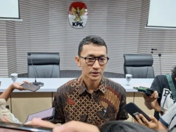 Juru Bicara KPK Budi Prasetyo berikan keterangan kepada wartawan di Gedung Merah Putih KPK, Jakarta Selatan, Selasa (11/6). Foto/ANTARA