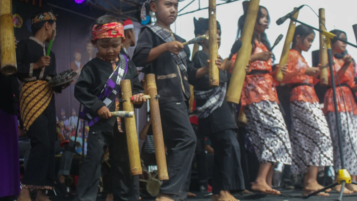 'Kunclung' menjadi salah satu pertunjukan saat Festival Seni Budaya di wilayah Desa Cibiruwetan, Kecamatan Cileunyi, Kabupaten Bandung, Rabu(12/6). (Pandu Muslim/Jabar Ekspres)