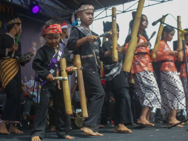 'Kunclung' menjadi salah satu pertunjukan saat Festival Seni Budaya di wilayah Desa Cibiruwetan, Kecamatan Cileunyi, Kabupaten Bandung, Rabu(12/6). (Pandu Muslim/Jabar Ekspres)