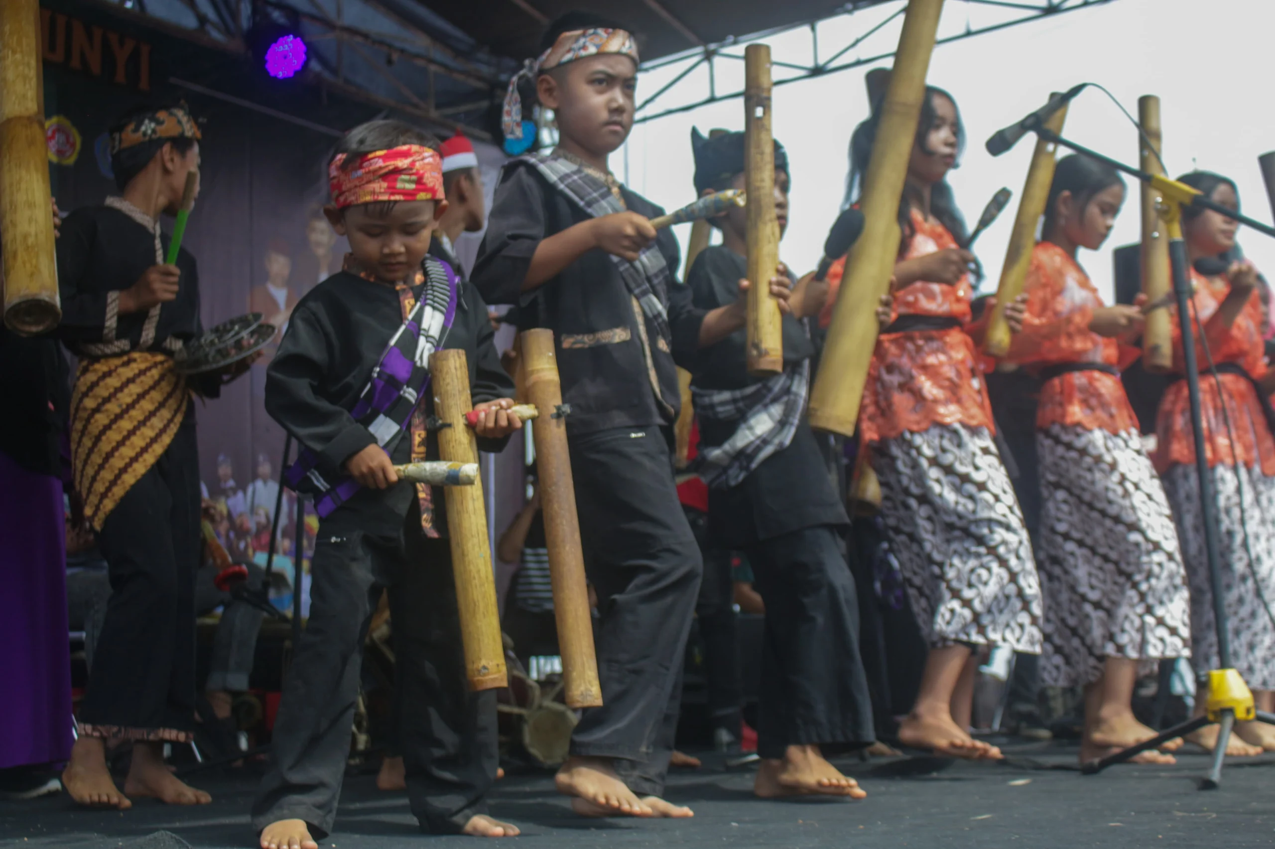'Kunclung' menjadi salah satu pertunjukan saat Festival Seni Budaya di wilayah Desa Cibiruwetan, Kecamatan Cileunyi, Kabupaten Bandung, Rabu(12/6). (Pandu Muslim/Jabar Ekspres)