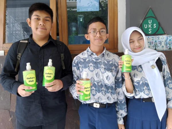 Doc. Siswa SMPN 1 Cimahi Ciptakan Produk Sabun Inovatif Berbahan Dasar Sampah Organik (Mong)