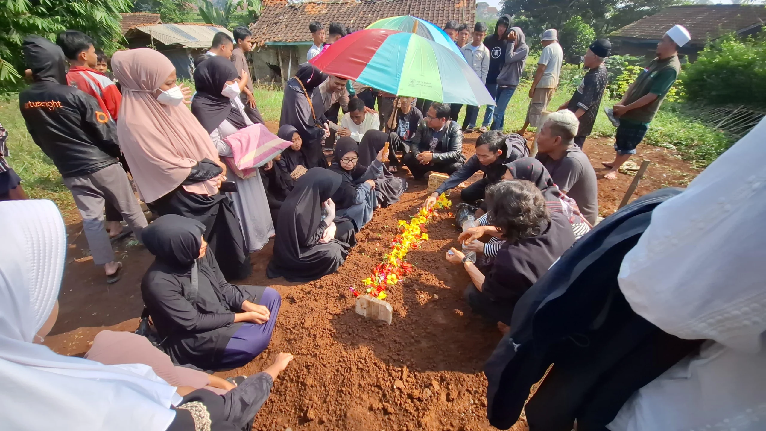 Suasana duka selimuti kepergian Hafid Arrafi Musafa (15) Kampung Bojongkoneng, Desa Wangisagara, Kecamatan Majalaya, Jumat (14/6). Foto Agi