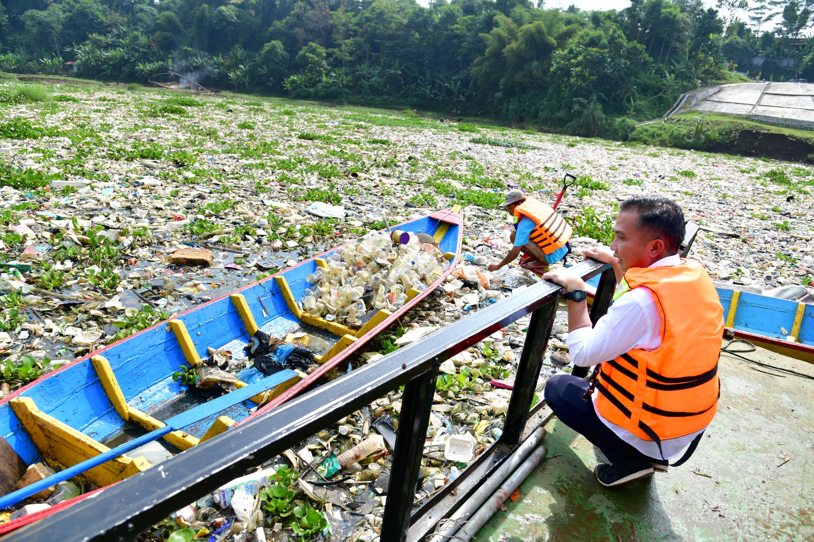 Ist. Pj Gubernur Jabar, Bey Machmudin saat meninjau lokasi aliran sungai Citarum yang dipenuhi oleh sampah. Dok. Humas Jabar.