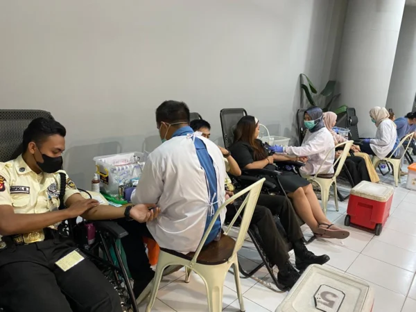 Sejumlah warga saat melakukan donor darah di salah satu pusat perbelanjaan, Kota Bandung, beberapa waktu lalu. (Nizar/Jabar)