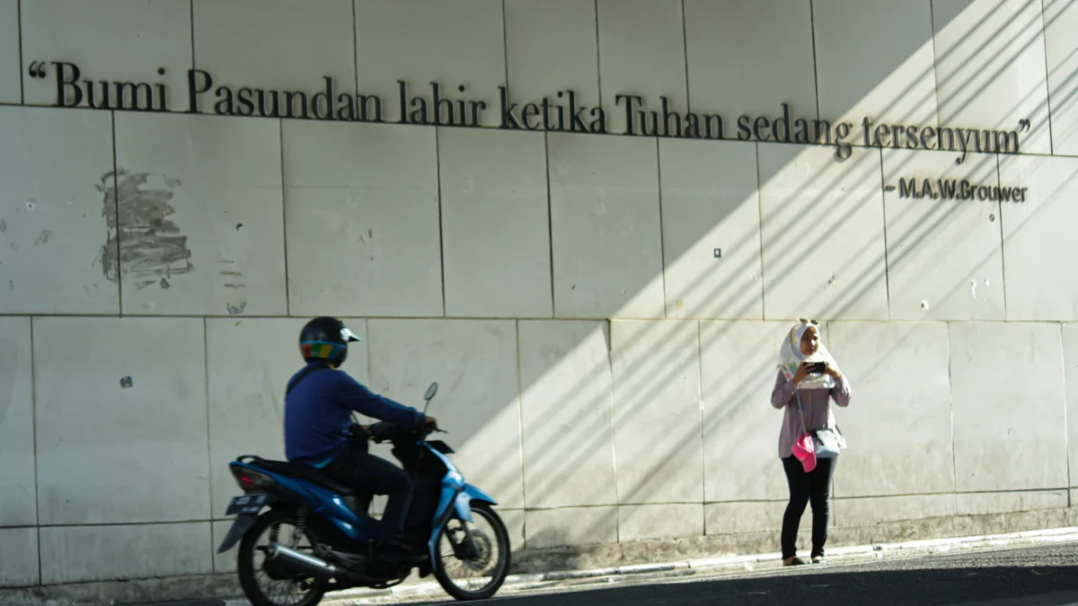 Aktivitas masyarakat di kawasan JPO Asia Afrika, Kota Bandung. (Pandu Muslim/Jabar Ekspres)