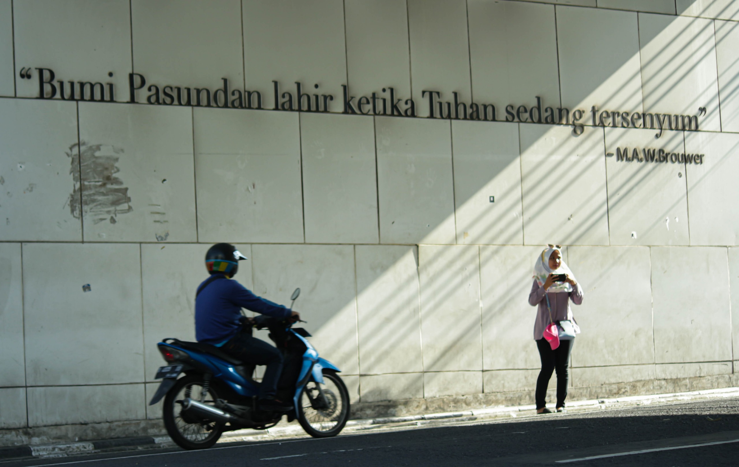 Aktivitas masyarakat di kawasan JPO Asia Afrika, Kota Bandung. (Pandu Muslim/Jabar Ekspres)