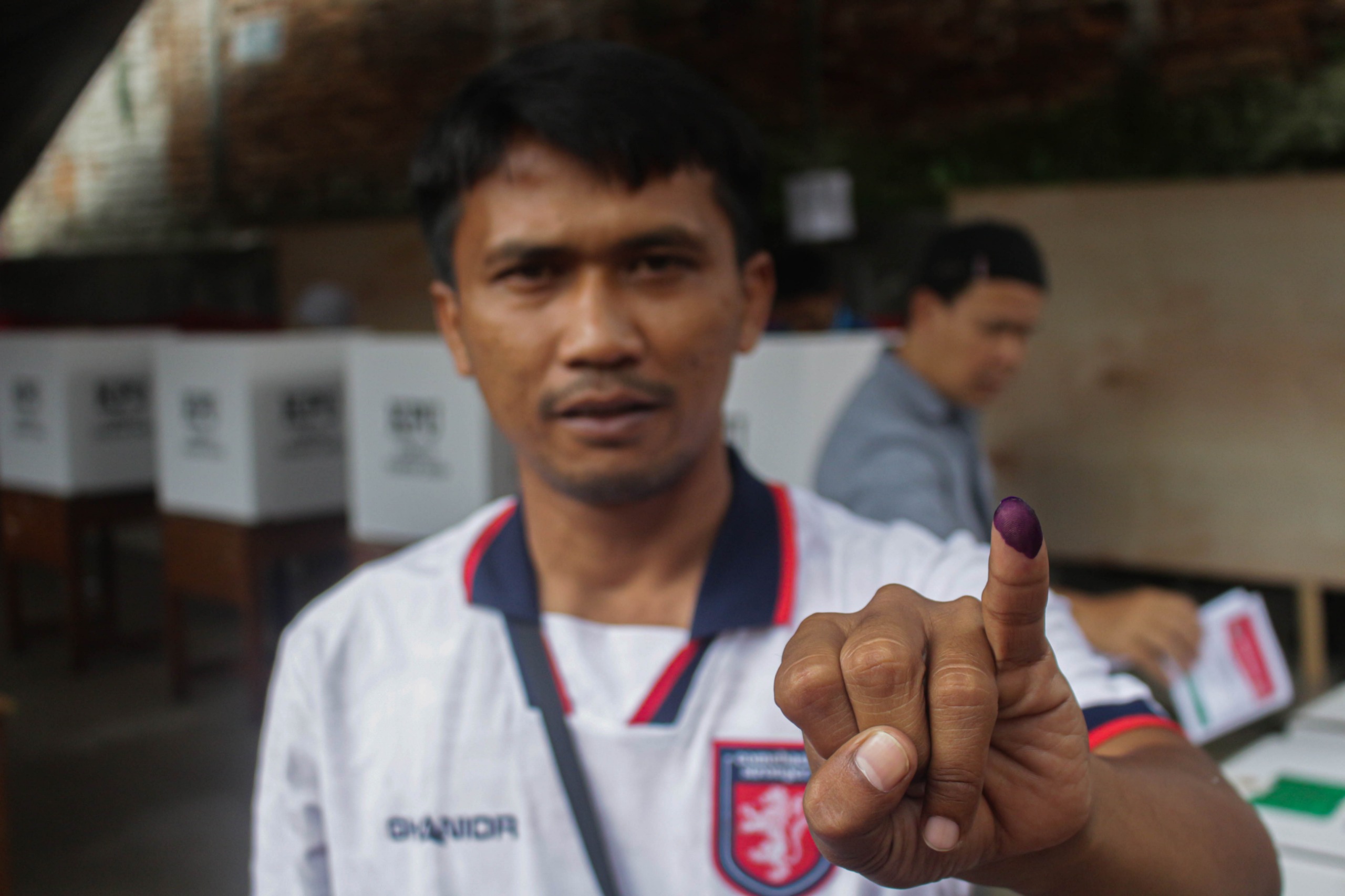 Ilustrasi: Masyarakat menunjukan tanda telah memberikan hak pilih saat Pemilu 2024 lalu. (Pandu Muslim/Jabar Ekspres)