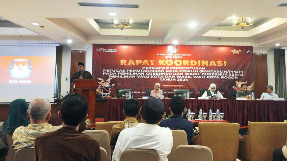 Ketua KPU Kota Bogor, Muhammad Habibi Zaenal Arifin saat membuka rakor persiapan pembentukan petugas Pantarlih. (Yudha Prananda / Jabar Ekspres)