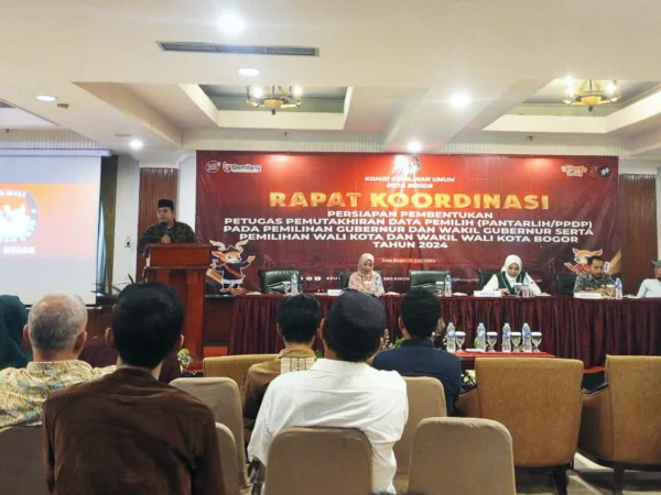 Ketua KPU Kota Bogor, Muhammad Habibi Zaenal Arifin saat membuka rakor persiapan pembentukan petugas Pantarlih. (Yudha Prananda / Jabar Ekspres)