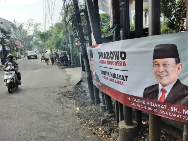 Spanduk bergambar Ketua DPD Gerindra Jabar Taufik Hidayat di Jalan Soekarno Hatta, Kota Bandung.(son)