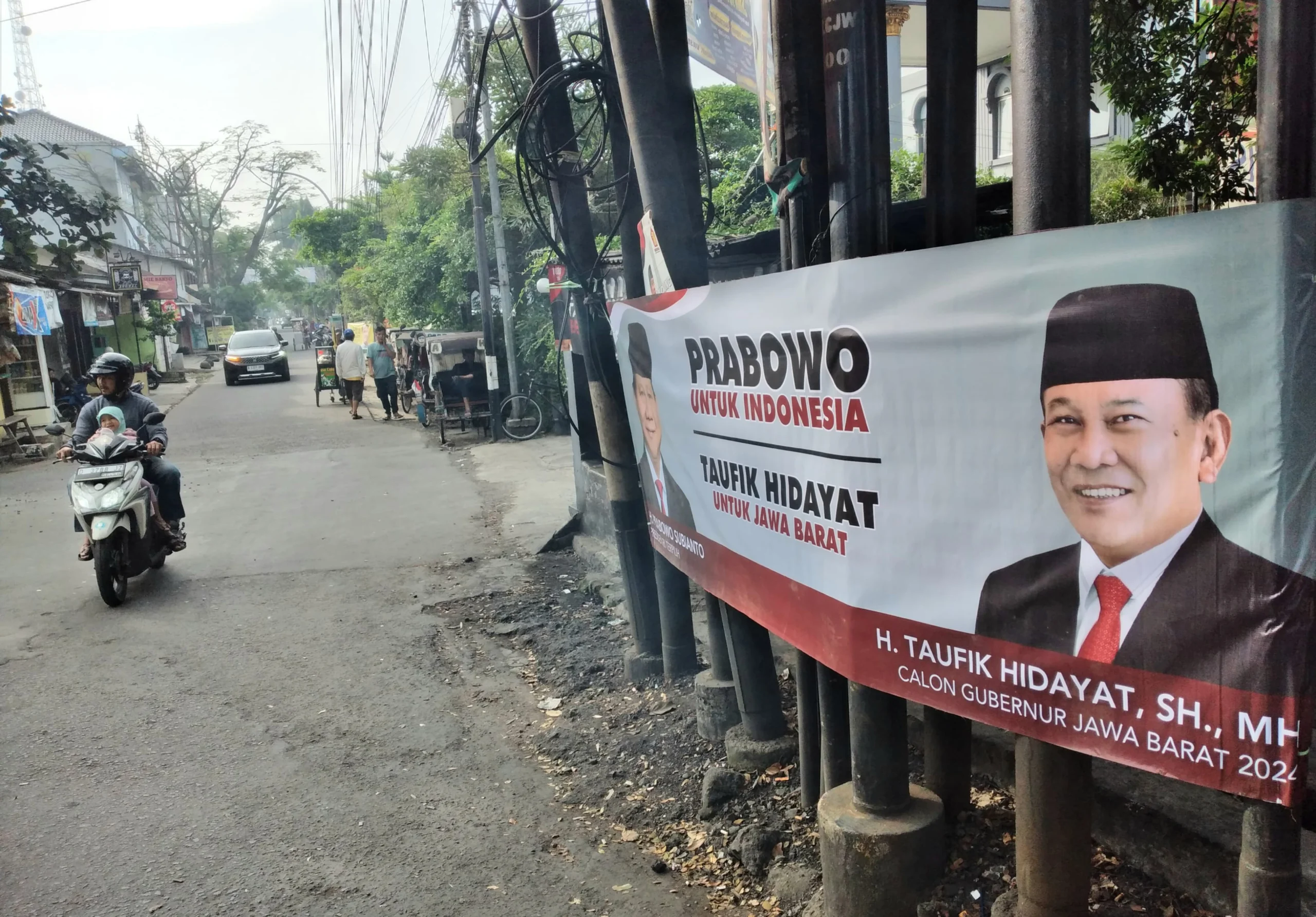 Spanduk bergambar Ketua DPD Gerindra Jabar Taufik Hidayat di Jalan Soekarno Hatta, Kota Bandung.(son)