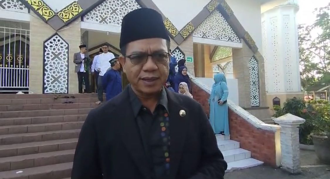 Bupati Bandung Dadang Supriatna usai melaksanakan Shalat Ied Idul Adha di Masjid Alfathu Soreang, Senin (17/6/2024). Foto Agi