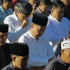 Pj Gubernur Jawa Barat, Bey Machmudin melaksanakan Sholat Idul Adha di Kampung Babakan Ampera, Desa Jayagiri, Kecamatan Lembang, Kabupaten Bandung Barat, Senin(17/6). (Pandu Muslim/Jabar Ekspres)