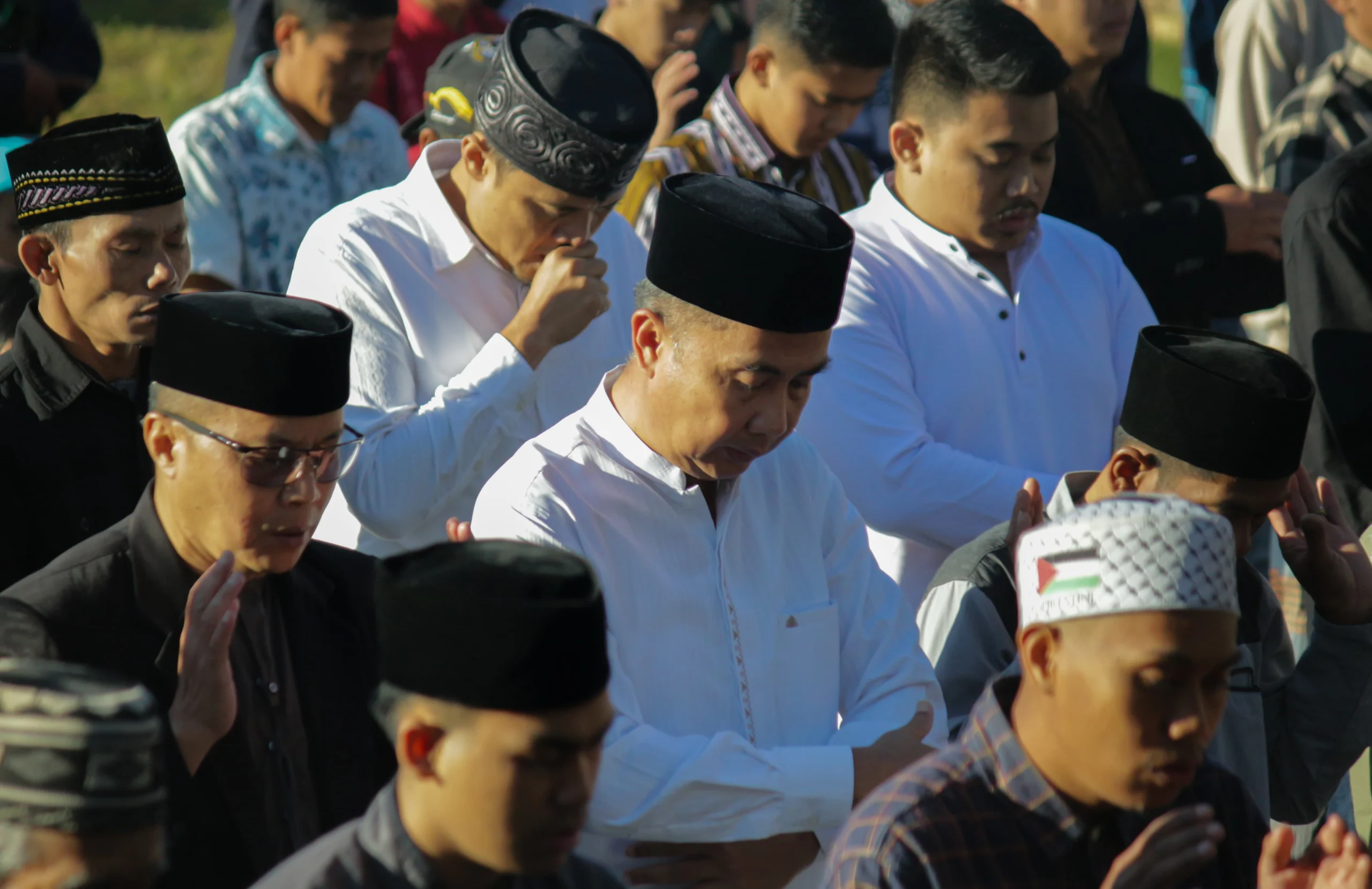 Pj Gubernur Jawa Barat, Bey Machmudin melaksanakan Sholat Idul Adha di Kampung Babakan Ampera, Desa Jayagiri, Kecamatan Lembang, Kabupaten Bandung Barat, Senin(17/6). (Pandu Muslim/Jabar Ekspres)