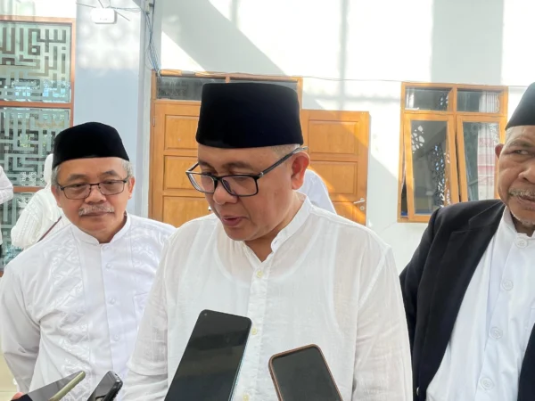 Pj Bupati Bandung Barat, Ade Zakir (tengah) saat ditemui di Ngamprah, KBB. Senin (17/6). Foto Jabar Ekspres/wit
