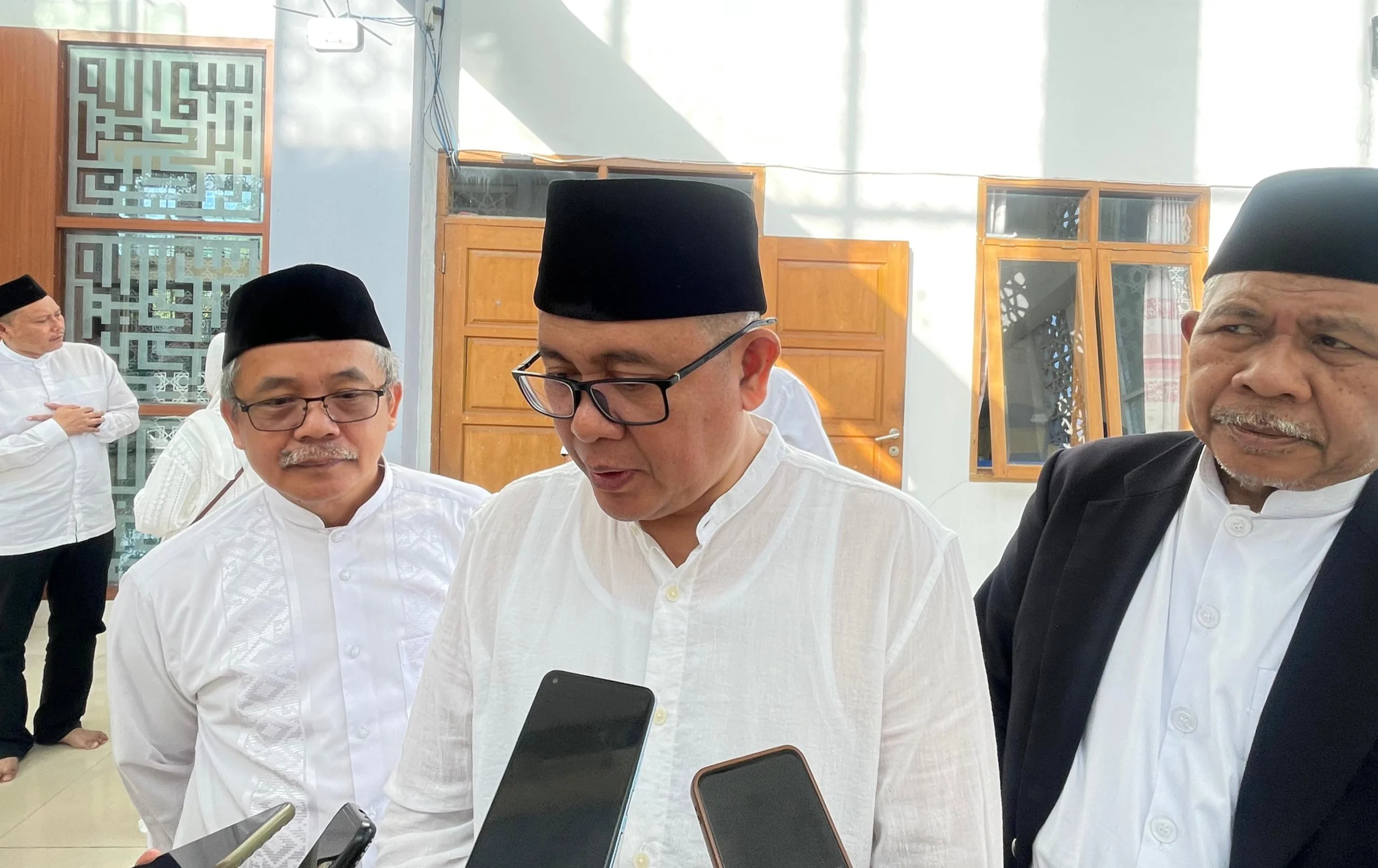Pj Bupati Bandung Barat, Ade Zakir (tengah) saat ditemui di Ngamprah, KBB. Senin (17/6). Foto Jabar Ekspres/wit