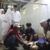 Pj Bupati Bandung Barat, Ade Zakir saat melihat secara langsung proses penyembelihan hewan kurban di RPH KBB. Senin (17/6). Foto Jabar Ekspres/wit