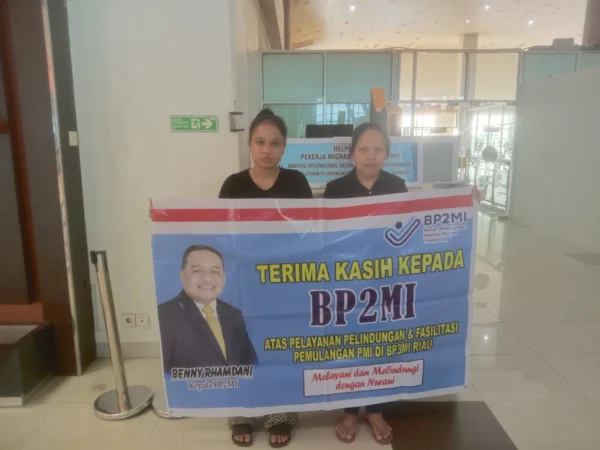 Dua TKW asal Jawa Barat bernama Nurlia (42) warga Kabupaten Bandung, serta Iis Soraya (31) warga Kabupaten Karawang telah dipulangkan dari Malaysia. (Istimewa)