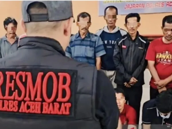 Personel polisi mendata 20 terduga pelaku judi daring dan gim daring saat diamankan di Mapolres Aceh Barat, Minggu (16/6). Foto/ANTARA