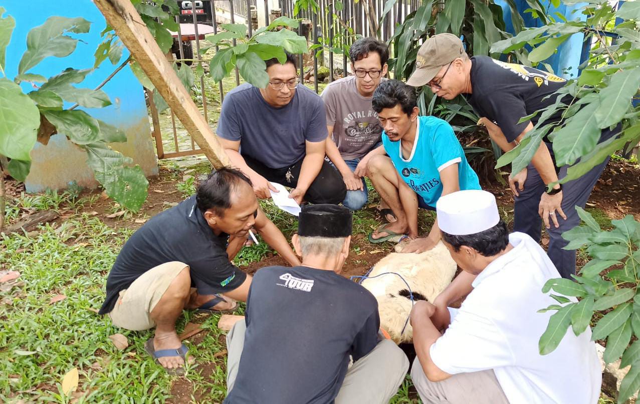 Perwakilan pengurus PWI Kota Bogor saat menyaksikan proses pemotongan hewan kurban di Sekretariat PWI Kota Bogor, Selasa (18/6). (Yudha Prananda / Jabar Ekspres)