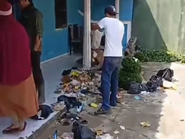 Video viral sejumlah warga geruduk kediaman seseorang dan buang sampah di halaman rumah, wilayah Kecamatan Tanjungsari, Kabupaten Sumedang. (Istimewa)
