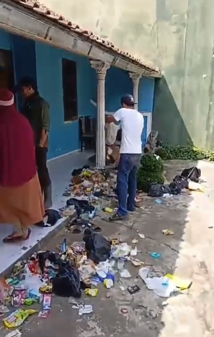 Video viral sejumlah warga geruduk kediaman seseorang dan buang sampah di halaman rumah, wilayah Kecamatan Tanjungsari, Kabupaten Sumedang. (Istimewa)