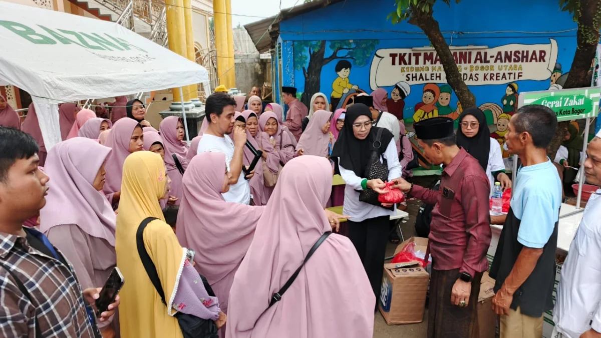 Sejumlah warga saat mengantri pembagian daging hewan kurban dalam kegiatan Festival Kurban Baznas Kota Bogor, Selasa (18/6). (Yudha Prananda / Jabar Ekspres)
