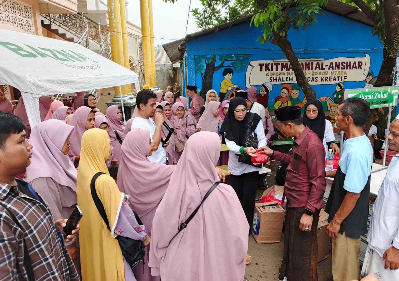 Sejumlah warga saat mengantri pembagian daging hewan kurban dalam kegiatan Festival Kurban Baznas Kota Bogor, Selasa (18/6). (Yudha Prananda / Jabar Ekspres)