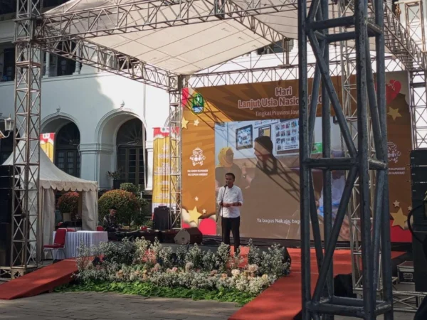 Bey Machmudin saat menghadiri acara peringatan Hari Lansia Tahun 2024 tingkat Jabar di Gedung Sate Bandung, Rabu (19/6). (Jabar Ekspres/Sandi Nugraha)