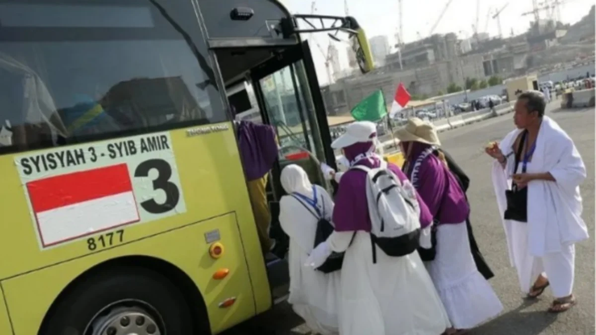 Jamaah calon haji Indonesia menaiki bus Shalawat seusai beribadah di Terminal Syib Amir, Makkah, Arab Saudi, Kamis (23/5/2024). Foto/ANTARA