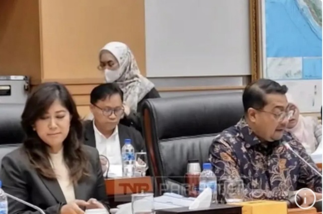 Pimpinan Komisi I DPR RI Meutya Hafid dan Teuku Riefky saat rapat kerja bersama Menlu Retno Marsudi di Kompleks Parlemen, Jakarta, Rabu (19/6). Foto/ANTARA