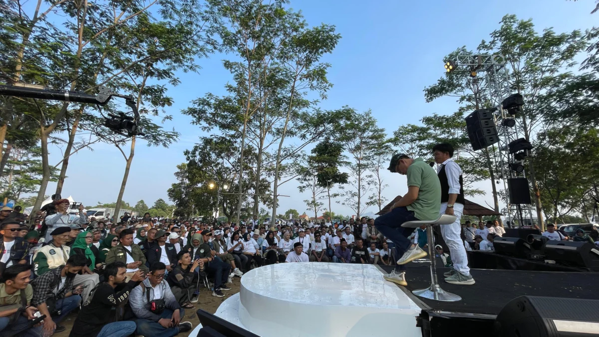 Asep Romy Ketua Relawan Bedas dan Dadang Supriatna Bupati Bandung saat mendeklarasikan dukungannya untuk periode kedua di Lio yang berada di Desa Tegalluar, Kecamatan Bojongsoang, Kabupaten Bandung, Rabu (19/6/2024) sore.
