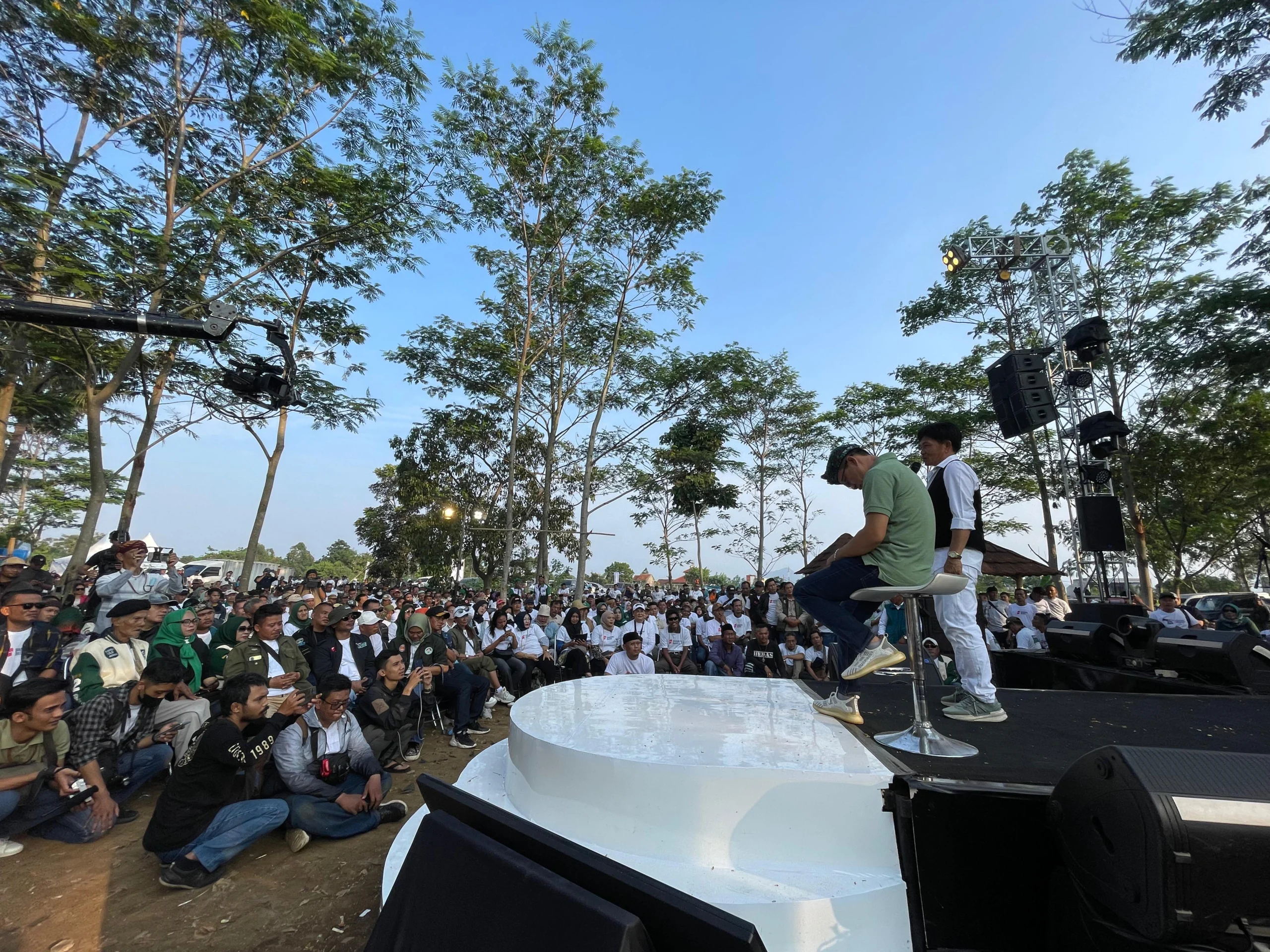 Asep Romy Ketua Relawan Bedas dan Dadang Supriatna Bupati Bandung saat mendeklarasikan dukungannya untuk periode kedua di Lio yang berada di Desa Tegalluar, Kecamatan Bojongsoang, Kabupaten Bandung, Rabu (19/6/2024) sore.