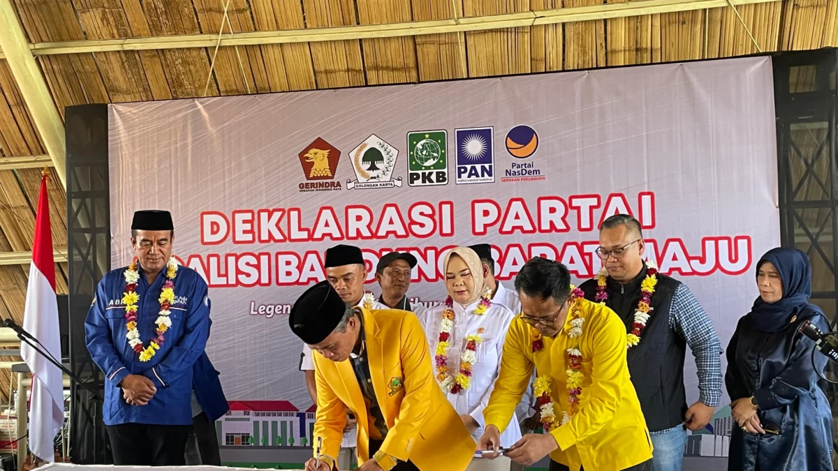 Lima ketua DPC partai di Bandung Barat saat melakukan penandatangan nota kesepahaman Koalisi Bandung Barat Maju di Situ Ciburuy, Padalarang, KBB. Rabu (19/6). Dok Jabar Ekspres/wit