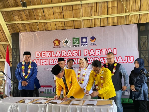 Lima ketua DPC partai di Bandung Barat saat melakukan penandatangan nota kesepahaman Koalisi Bandung Barat Maju di Situ Ciburuy, Padalarang, KBB. Rabu (19/6). Dok Jabar Ekspres/wit